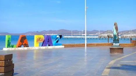 Las letras de La Paz en el malecón, frente a la bahía.